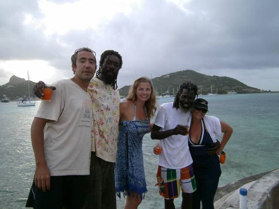 Novos amigos em Happy Island, em frente à Union Island, no sul São Vicente e Granadinas, no Caribe